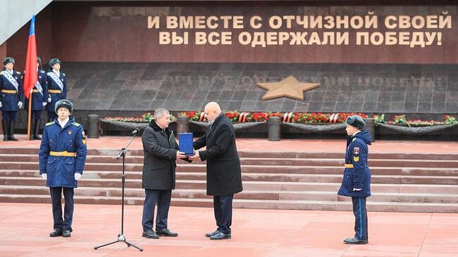 Волгоградский губернатор Андрей Бочаров передал Кузбассу капсулу с землей Мамаева кургана