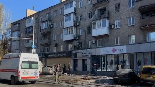 Выбитые окна дома и изрешеченный пулями автобус: ситуация в Донецке после обстрела ВСУ