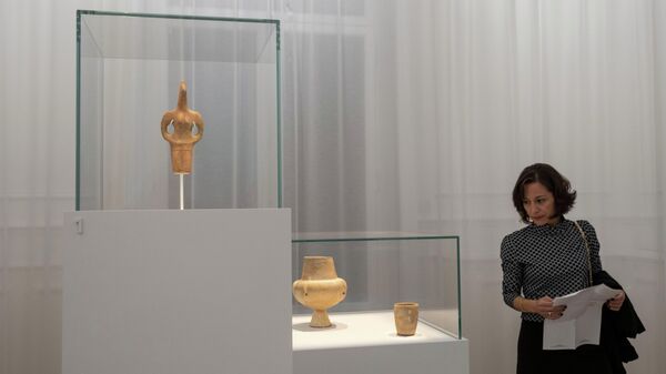 Посетительница на выставке Возвращение домой в Музее кикладского искусства в Афинах, Греция