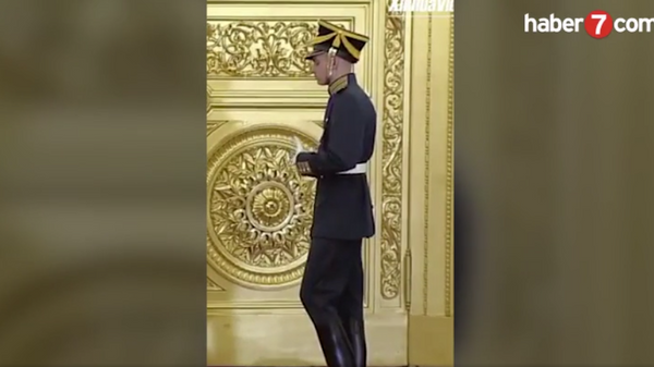 Солдат Президентского полка отточенными движениями встречает Владимира Путина в Кремле