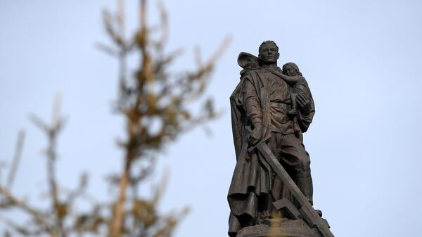 Памятник Воину-освободителю в мемориальном комплексе Героям-сибирякам, открытом в Кемерово