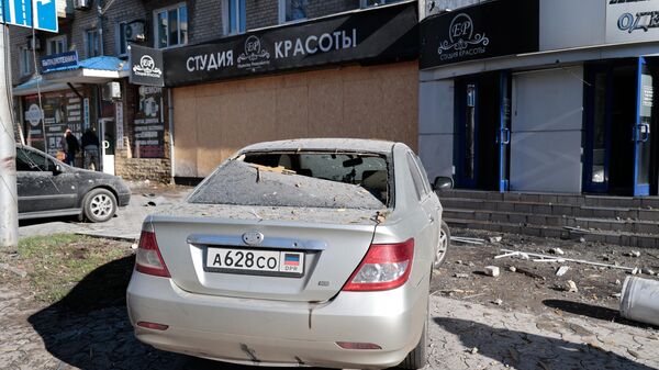 Машина, пострадавшая в результате обстрела со стороны ВСУ Киевского района Донецка