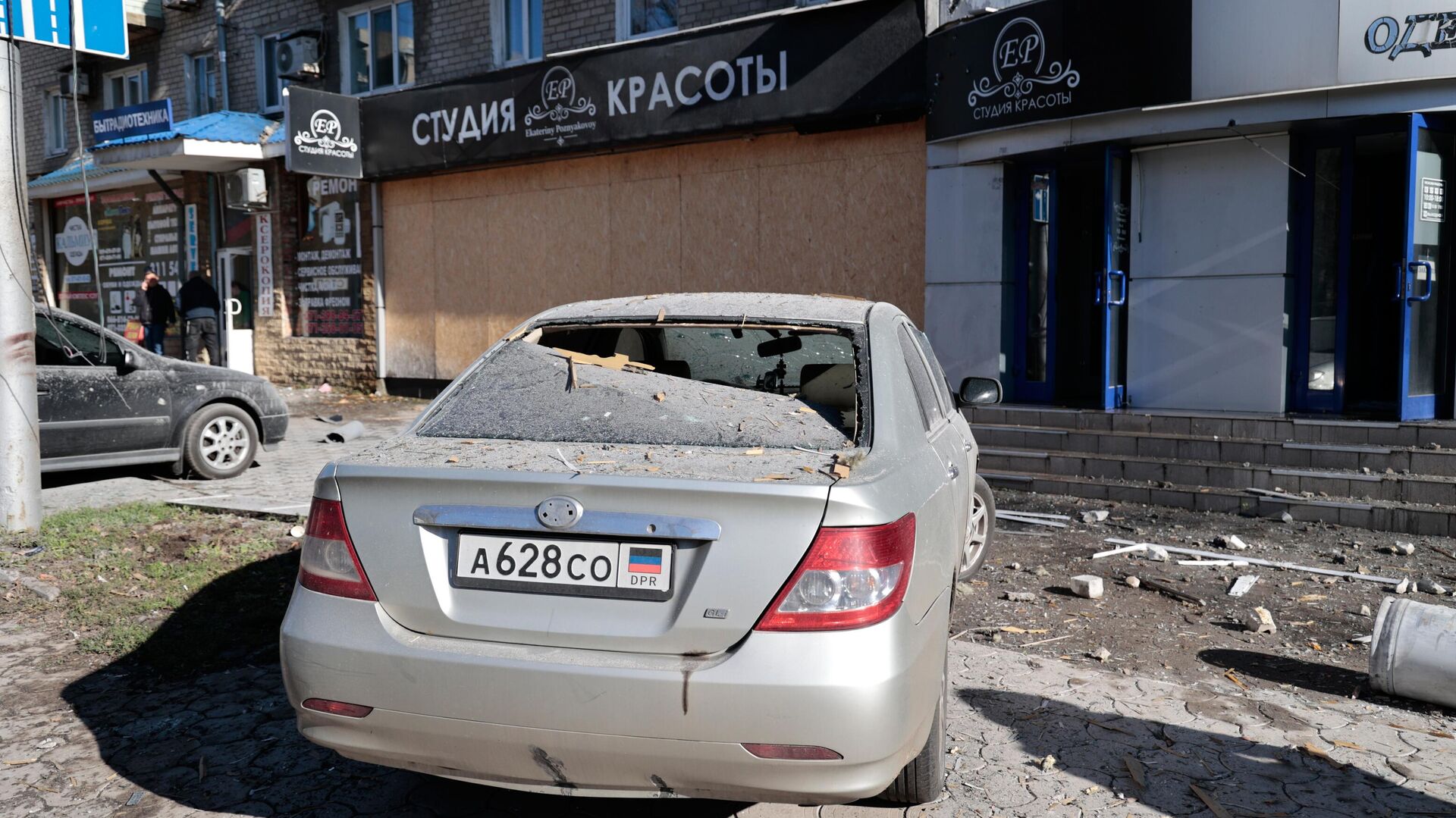 Машина, пострадавшая в результате обстрела со стороны ВСУ Киевского района Донецка - РИА Новости, 1920, 14.12.2022