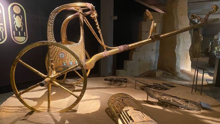 Экспонаты выставки Сокровища гробницы Тутанхамона
