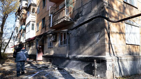 Жилой дом в Донецке, пострадавший в результате обстрела со стороны ВСУ 