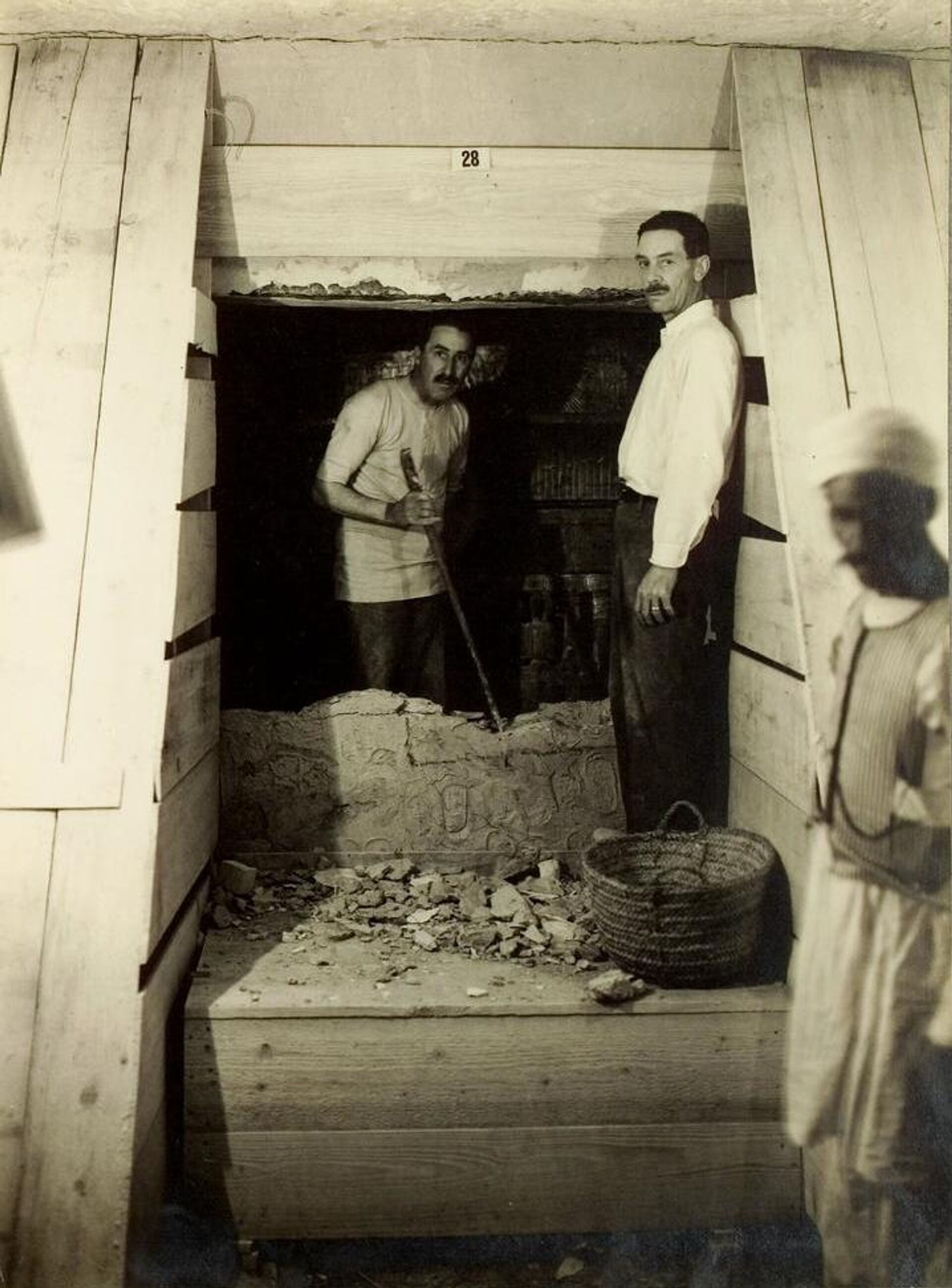 Говард Картер и Артур Мэйс открывают вход в гробницу Тутанхамона - РИА Новости, 1920, 11.11.2022