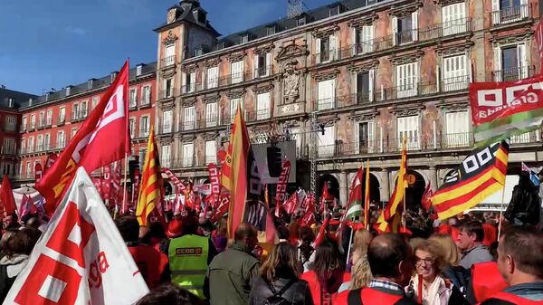 Массовая манифестация в Мадриде с требованием повышения зарплат
