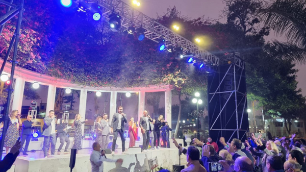 Российские коллективы Хор Турецкого и Сопрано дали бесплатный концерт Песни единства в Муниципальном парке Барранко (Лима) в рамках своего мирового турне