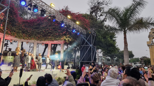 Российские коллективы Хор Турецкого и Сопрано дали бесплатный концерт Песни единства в Муниципальном парке Барранко (Лима) в рамках своего мирового турне