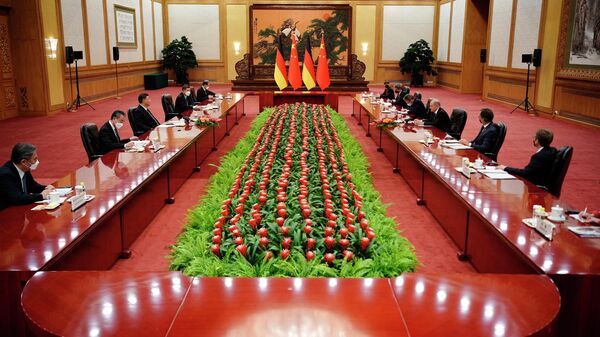 Председатель КНР Си Цзиньпин и канцлер Германии Олаф Шольц во время встречи в Доме народных собраний в Пекине