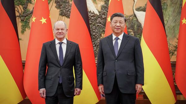Канцлер Германии Олаф Шольц и президент Китая Си Цзиньпин в Большом зале народных собраний в Пекине