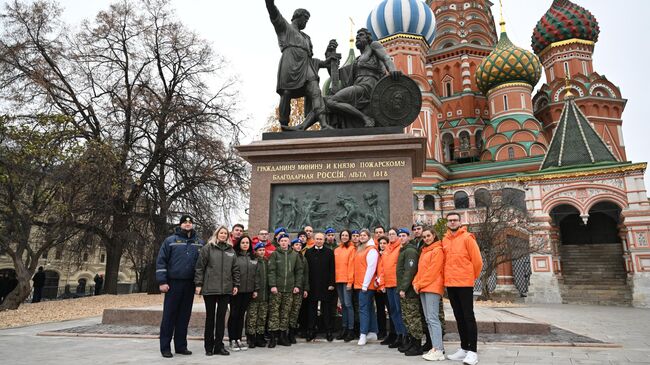 Президент РФ Владимир Путин с представителями национальных общественных объединений, молодёжных и волонтёрских организаций после церемонии возложения цветов к памятнику Кузьме Минину и Дмитрию Пожарскому