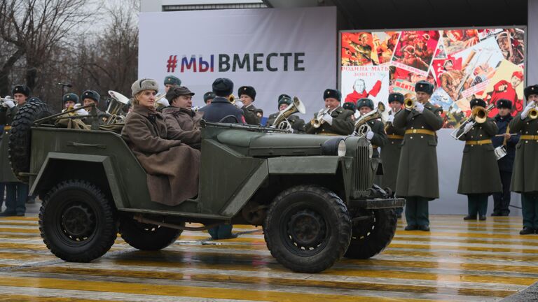 Историческая реконструкция проводов сибиряков-красноярцев на фронт на площади Революции в Красноярске