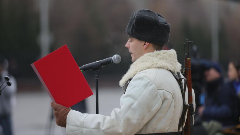 Историческая реконструкция проводов сибиряков-красноярцев на фронт на площади Революции в Красноярске