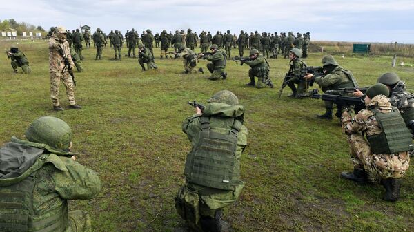 Мужчины, призванные на военную службу в ходе частичной мобилизации, проходят подготовку на полигоне в Донецкой народной республике