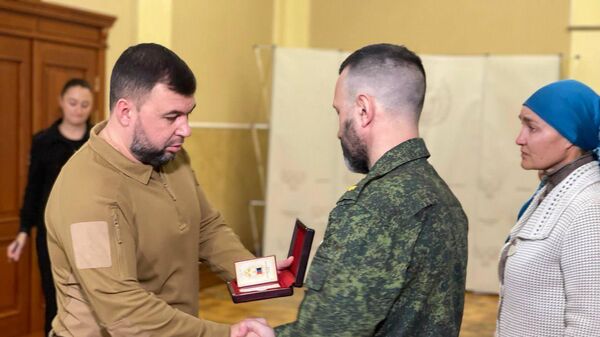 Глава ДНР Денис Пушилин награждает гвардии майора с позывным Булава Звездой Героя республики
