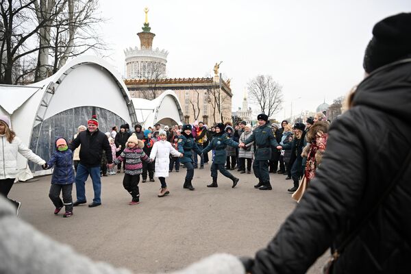 Хоровод участников патриотического фестиваля День народного единства на территории ВДНХ в Москве