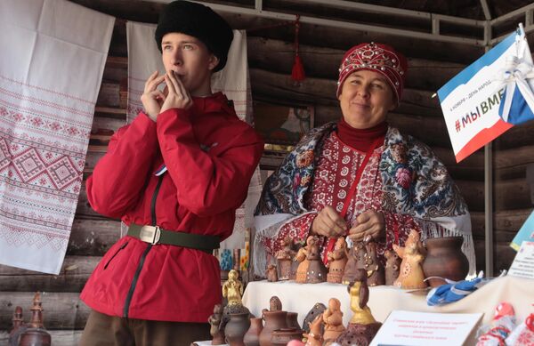 На ярмарке народных ремесел в рамках празднования Дня народного единства в регионах России в парке имени Тренёва в Симферополе