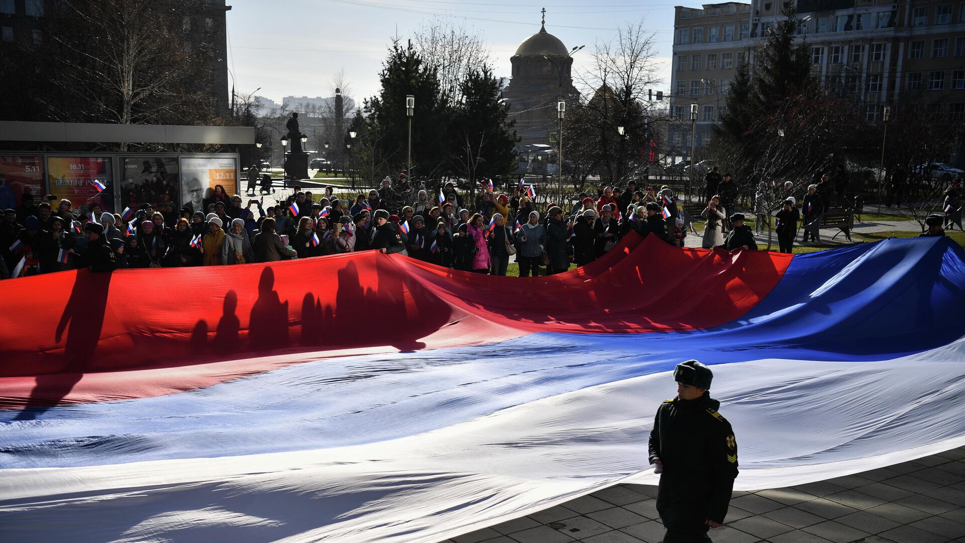 Carrying the Russian flag on National Unity Day in Novosibirsk Hanging the Russian flag on the Day of National Unity in Novosibirsk - RIA Novosti, 1920, 01/01/2023