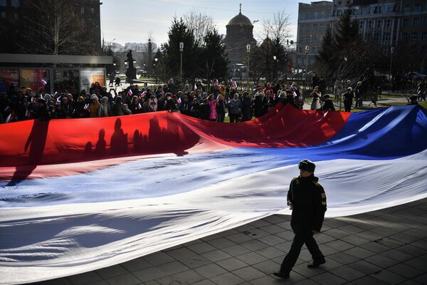 Вынос флага России на площадке перед государственным концертным залом им. А.М. Каца в День народного единства в Новосибирске