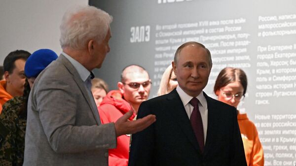 Президент РФ Владимир Путин на выставке Украина. На переломах эпох в рамках мероприятий, посвящённых Дню народного единства