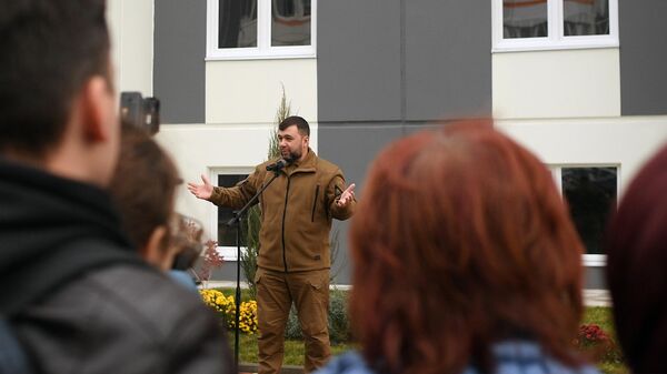 Временно исполняющий обязанности главы ДНР Денис Пушилин выступает на церемонии вручения ключей от новых квартир жителям на улице Иртышской в Мариуполе