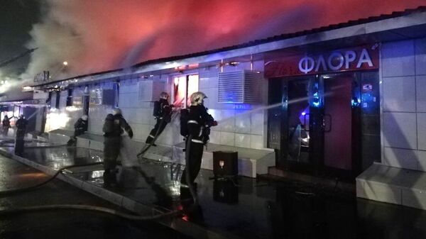 Сотрудники МЧС России работают на месте пожара в кафе Полигон на Никитской улице в Костроме