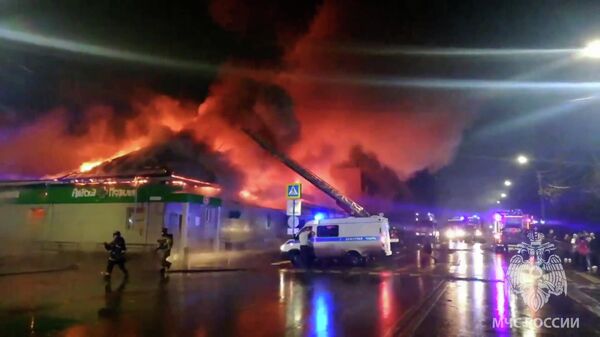 Кадры тушения пожара в кафе Полигон в Костроме