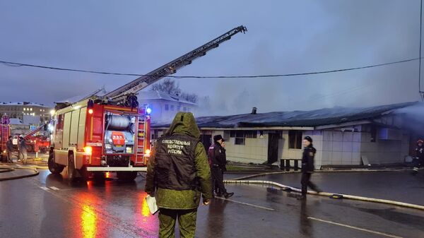Сотрудники правоохранительных органов работают на месте пожара в кафе Полигон в Костроме