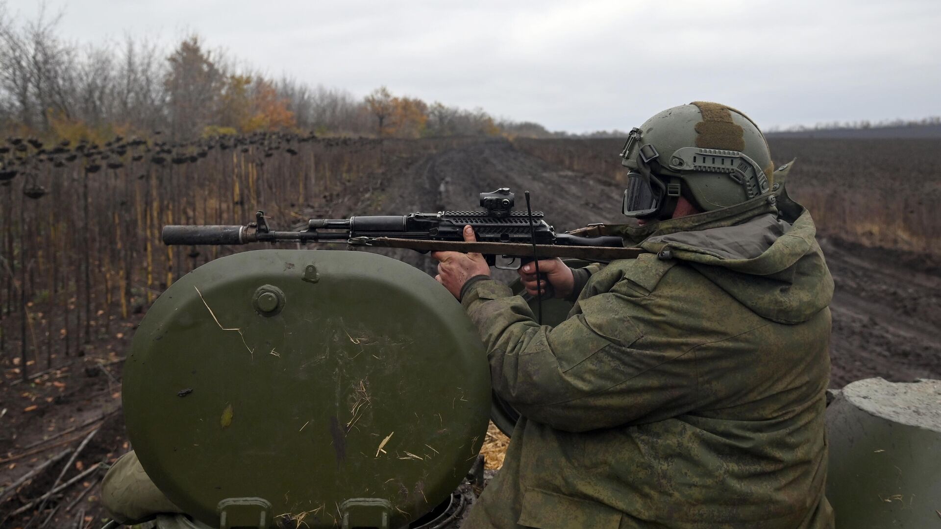 Военнослужащий  ВС РФ выполняет боевую задачу в Харьковской области - РИА Новости, 1920, 10.11.2022