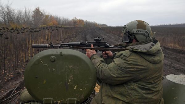 Военнослужащий  ВС РФ выполняет боевую задачу в Харьковской области