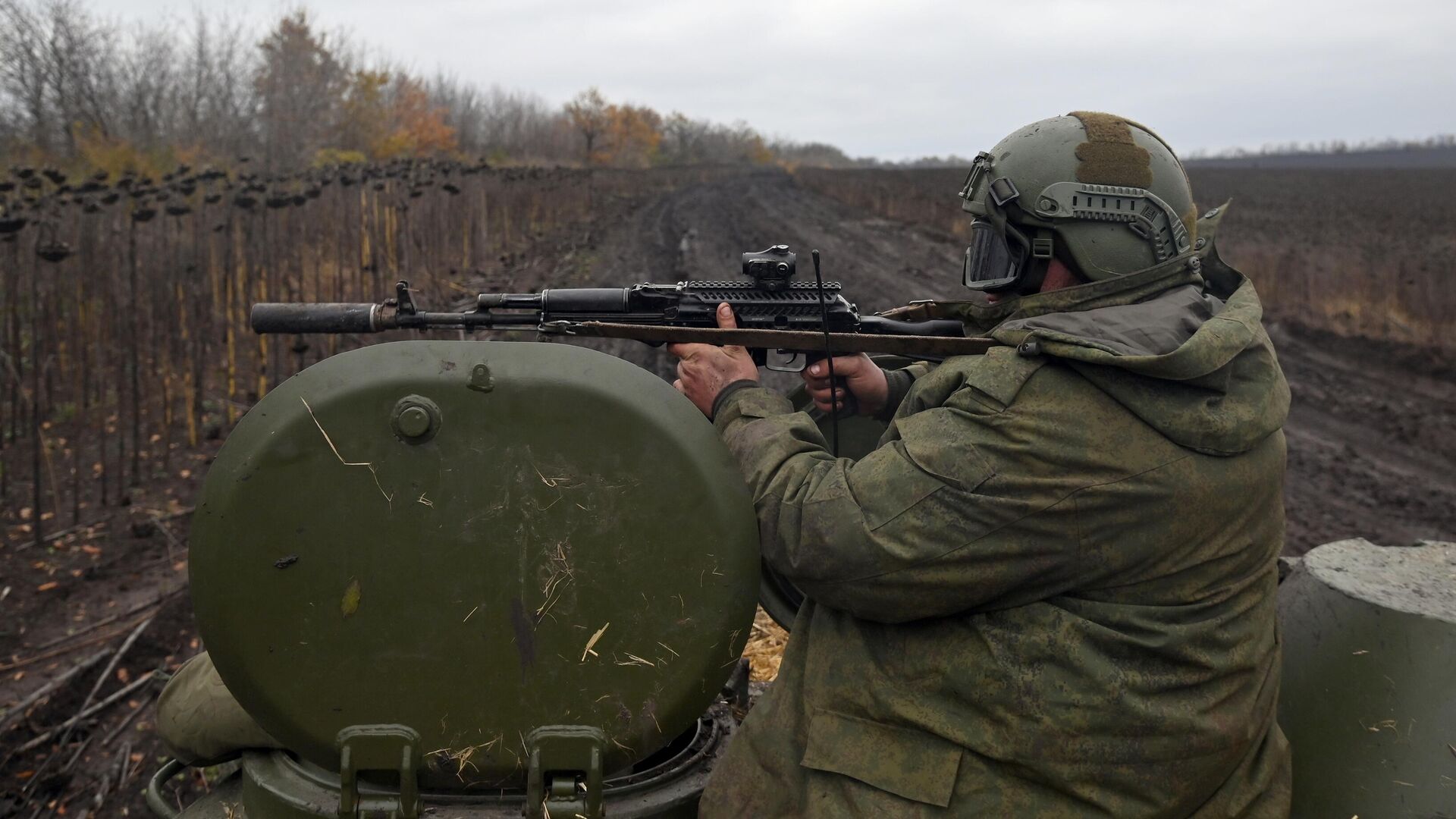 Военнослужащий  ВС РФ выполняет боевую задачу в Харьковской области - РИА Новости, 1920, 06.10.2024