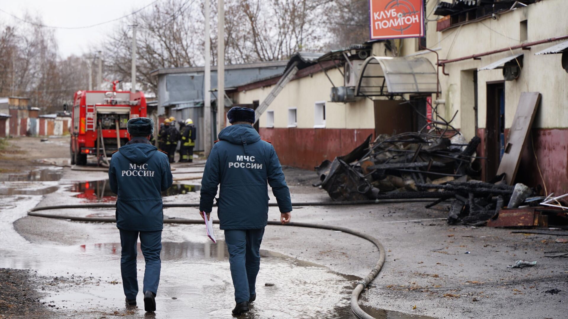 Сотрудники противопожарной службы МЧС России на месте пожара в ночном клубе Полигон на Никитской улице в Костроме - РИА Новости, 1920, 05.11.2022