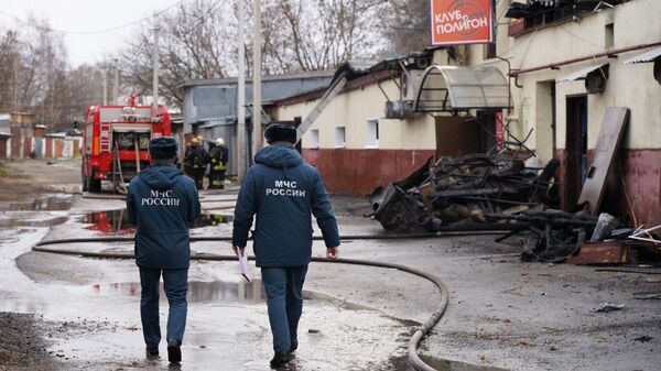 Сотрудники противопожарной службы МЧС России на месте пожара в ночном клубе Полигон на Никитской улице в Костроме