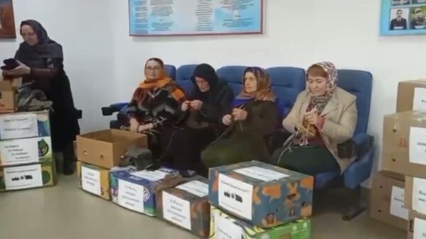 Женщины из Дахадаевского района Дагестана вяжут шерстяные носки для военнослужащих. Кадр из видео