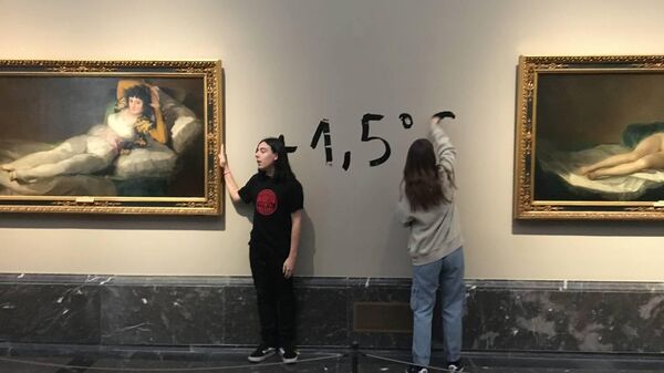 Экоактивистки приклеили себя к рамам картин Франсиско Гойи в музее Прадо