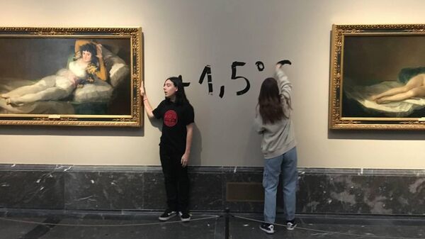 Экоактивистки из организации Futuro Vegetal приклеили себя к рамам картин испанского художника Франсиско Гойи в Национальном музее Прадо в Мадриде