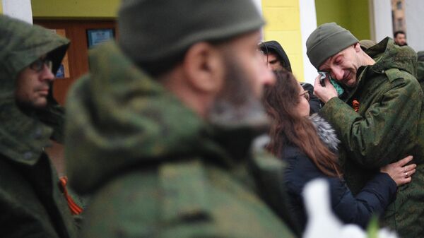 Военнослужащие, освобожденные из украинского плена, во время встречи со своими близкими в Амвросиевке