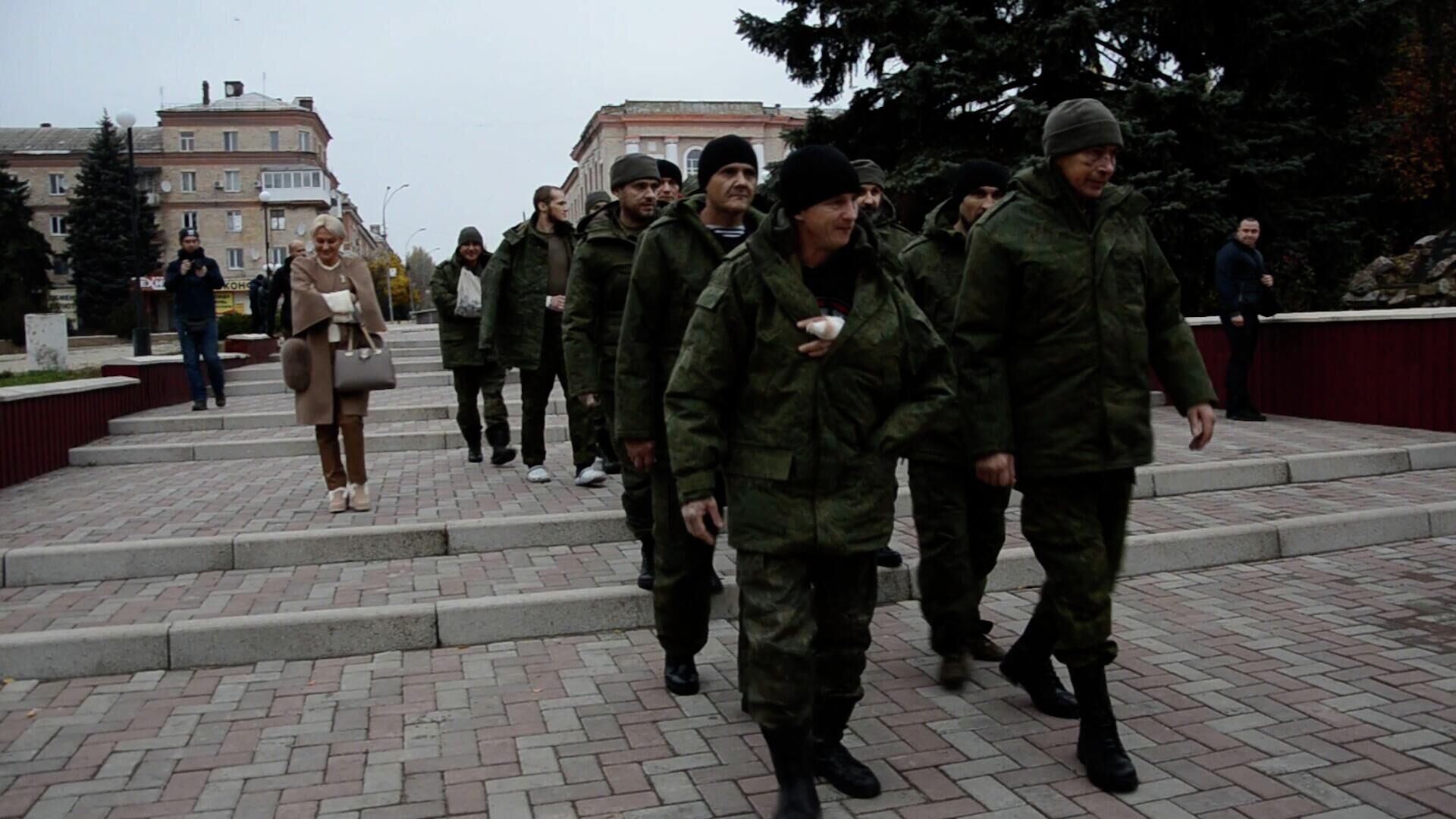 Торжественная встреча 15 военных, вернувшихся из плена ВСУ - РИА Новости, 1920, 06.11.2022