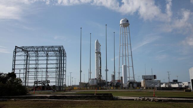 Ракета Northrop Grumman Antares с грузовым кораблем Cygnus на стартовой площадке Среднеатлантического регионального космодрома 