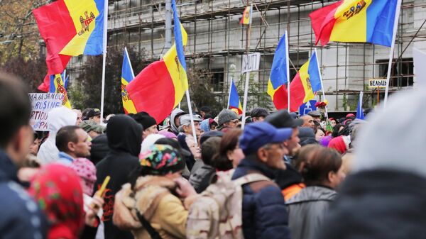 Участники акции протеста оппозиции, обвиняющие действующую власть в неспособности справиться с кризисом в Молдавии, на одной из улиц Кишинева