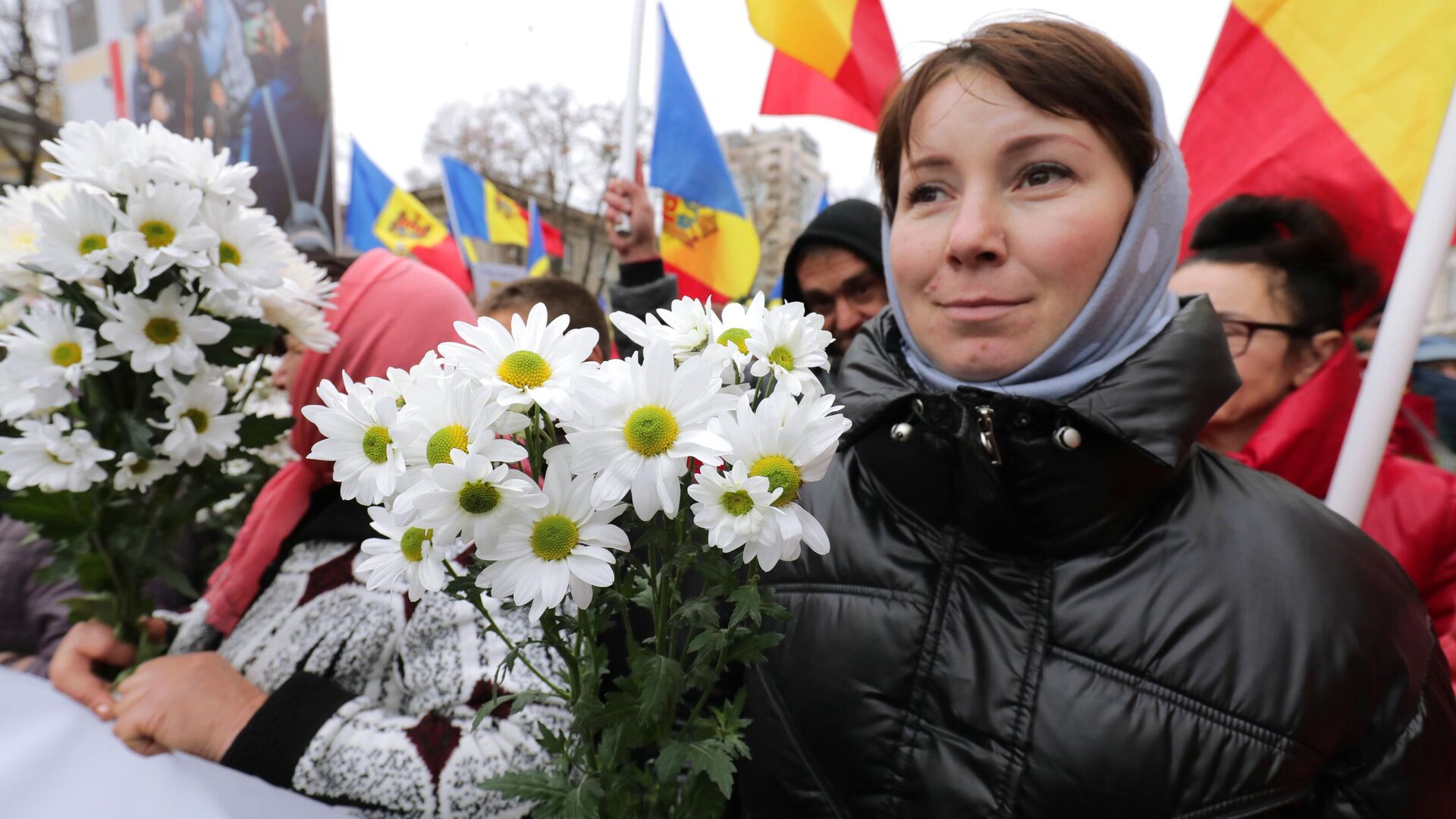 Участники акции протеста оппозиции, обвиняющие действующую власть в неспособности справиться с кризисом в Молдавии, на одной из улиц Кишинева - РИА Новости, 1920, 06.11.2022