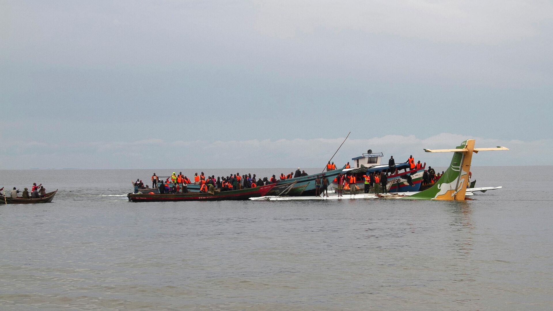 На месте крушения самолета авиакомпании Precision Air в Танзании - РИА Новости, 1920, 06.11.2022