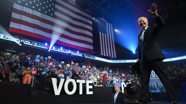 Президент США Джо Байден во время предвыборной кампании в Филадельфии, штат Пенсильвания 