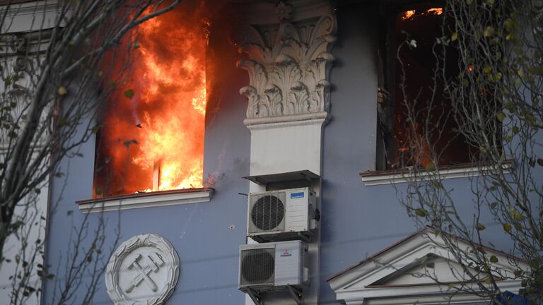 Пожар в здании управления железными дорогами в Донецке, возникший в результате обстрела ВСУ. По данным спасателей, пострадавших нет