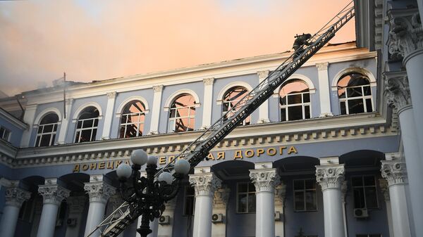 Пожар в здании управления железными дорогами в Донецке, возникший в результате обстрела ВСУ. По данным спасателей, пострадавших нет