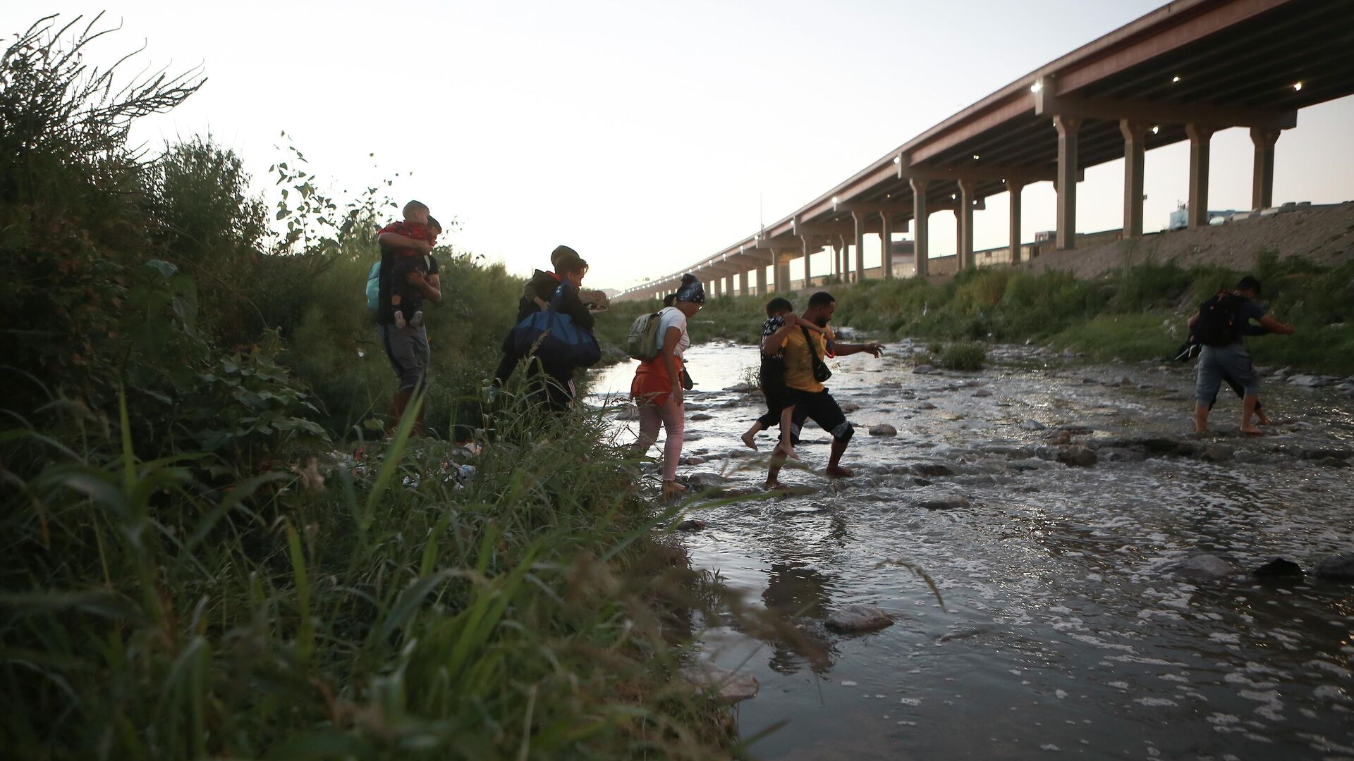 Мигранты переправляются через реку Рио-Браво на границе США с Мексикой - РИА Новости, 1920, 13.10.2023
