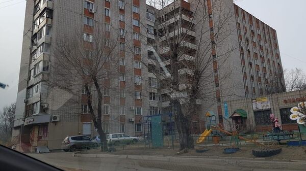 Из окна квартиры, расположенной на восьмом этаже жилого дома по ул. Белорусская в Хабаровске выпала четырехлетняя девочка