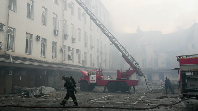 Сотрудники пожарно-спасательного центра у дома, пострадавшего в результате обстрела ВСУ в Донецке
