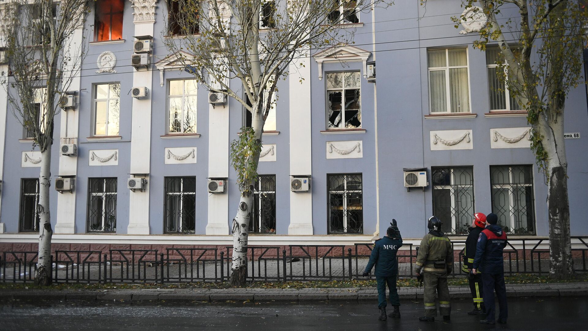 Пожар в здании управления железными дорогами в Донецке, возникший в результате обстрела ВСУ - РИА Новости, 1920, 07.11.2022